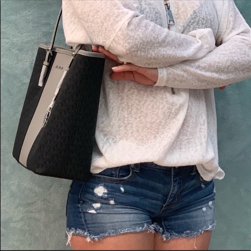 🔥ON SALE🔥Michael Kors center stripe tote - Picture 2 of 5